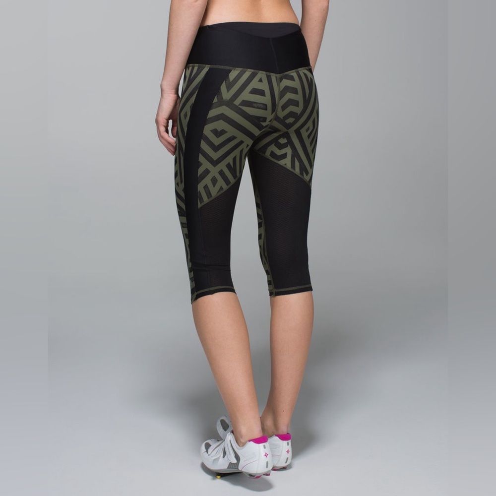 Lululemon Athletica Green Chevron Shuffle Black Clip in Crop Leggings size 6 EUC - Picture 4 of 15